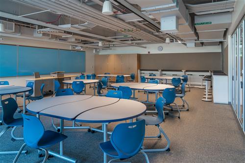 New classroom with reconfigurable furniture 