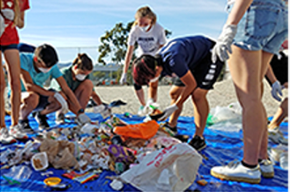 Santa Monica students cleaning up the beach 